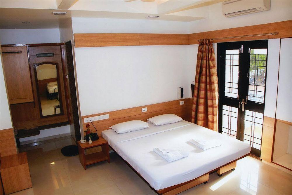 Hotel Ashiyana Pune Esterno foto