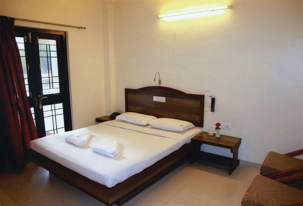 Hotel Ashiyana Pune Esterno foto