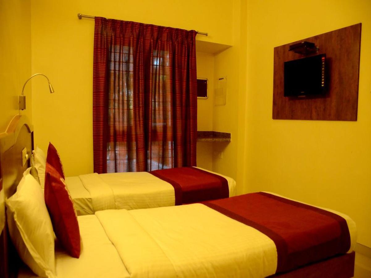 Hotel Ashiyana Pune Esterno foto